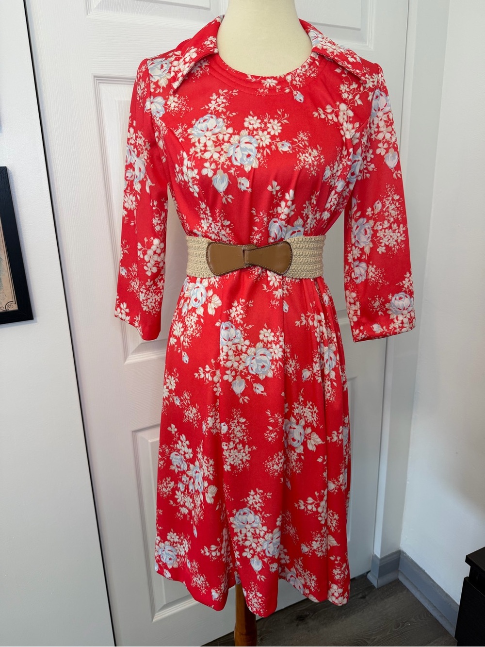 Gorgeous 70’s poly dress in a floral coral red color